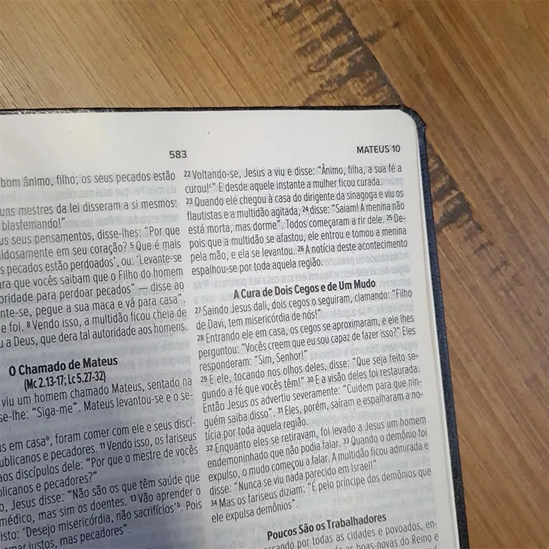 Bíblia Sagrada Slim | NVI | Letra Maior | Capa Luxo Preta - Imagem 2